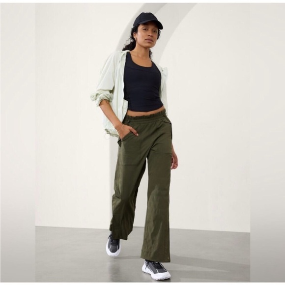 Athleta Pants - Athleta Trekkie Parachute Pant Dark Green Relaxed size 8 wide leg